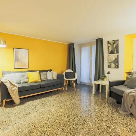 A 100m Dall'acquario Apartment